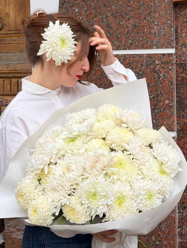 ЦВЕТОК ДНЯ ХРИЗАНТЕМА ОДНОГОЛОВАЯ БЕЛАЯ МИКС